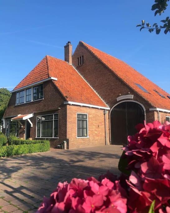 Rustig Logeerverblijf Aan De Rand Van De Stad Lekkum Eksteriør billede